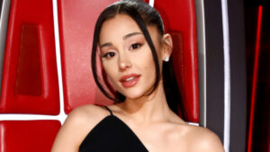 Read more about the article This Is How Ariana Grande Does Curtain Bangs