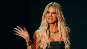 Read more about the article Khloe Kardashian’s Bleached Bob Is Peak ’90s Glam